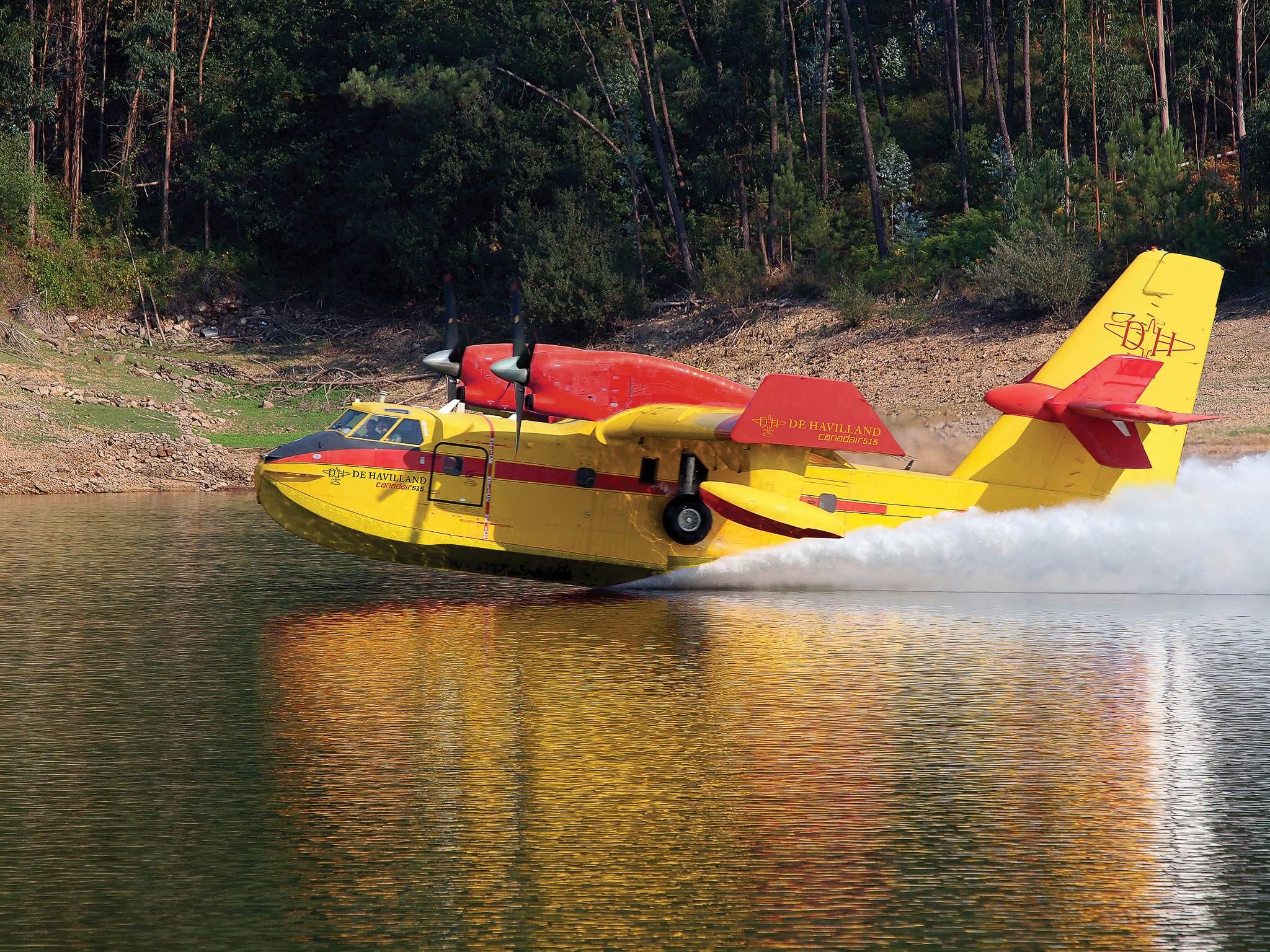 Manitoba Confirms Intent to Purchase De Havilland Canadair 515 Waterbombers 